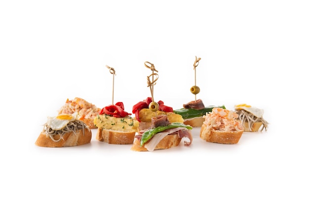 흰색 배경에 고립 된 스페인어 pintxos의 구색