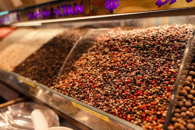 Ассортимент специй на турецком рынке Смесь куркумы и перца, кориандр, паприка и чили
