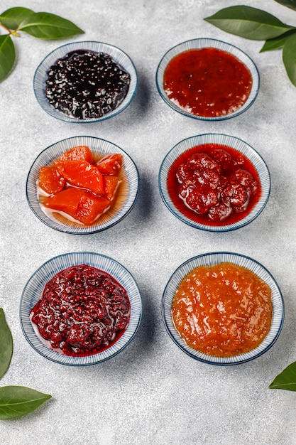 Foto assortimento di marmellate dolci e frutta e bacche stagionali, vista dall'alto