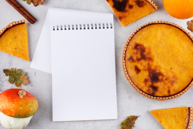 Foto assortimento di deliziosa cena del giorno del ringraziamento con blocco note