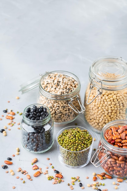 Ассортимент веганских источников белка: бобовые, чечевица, нут, фасоль
