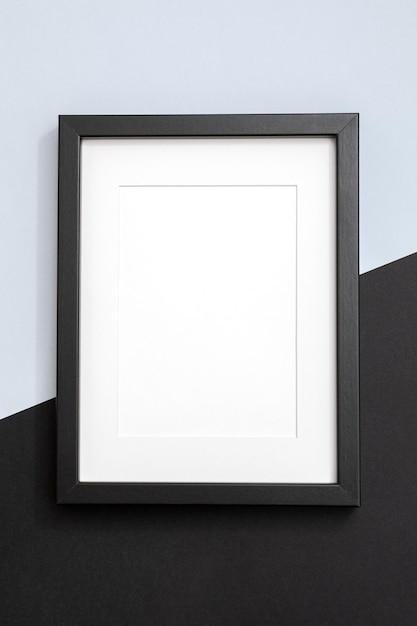 Foto assortimento con cornice nera vuota sulla parete