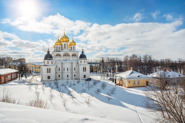 Успенский собор и белый снег с тенью от собора