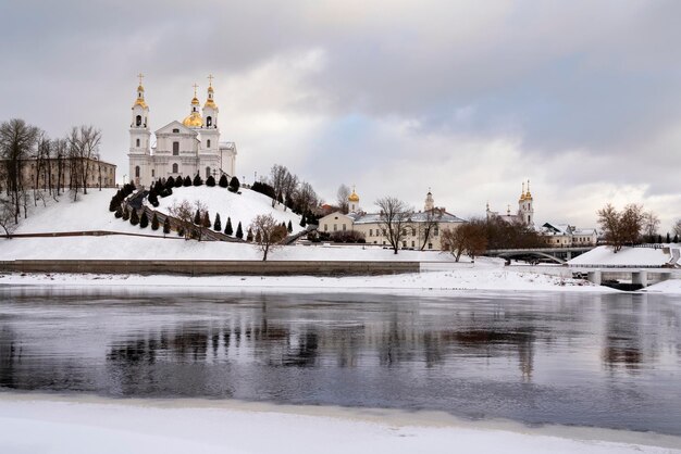 화창한 겨울 날 Vitebsk Belarus의 서부 Dvina 및 Vitba 강 유역에 있는 Assumption Mountain 성령 수도원 및 Holy Assumption Cathedral