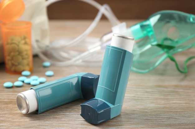 Фото Таблетки от астмы и небулайзер на деревянном столе