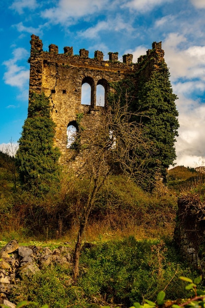 Photo astistic historical complex of castillo del soto - asturias