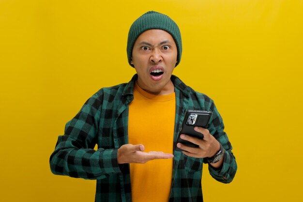 驚いたアジア人男性が携帯電話での電子商取引の特別オファー割引に驚いて反応します