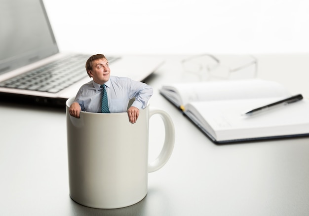 Photo astonished man in white cup