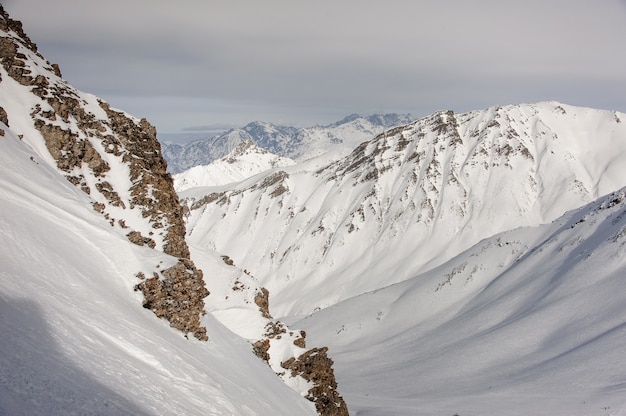 Vista sorprendente e mozzafiato sulle grandi cime delle montagne