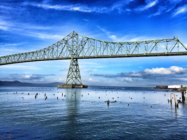 Foto astoriamegler brug over de columbia rivier tegen een blauwe hemel