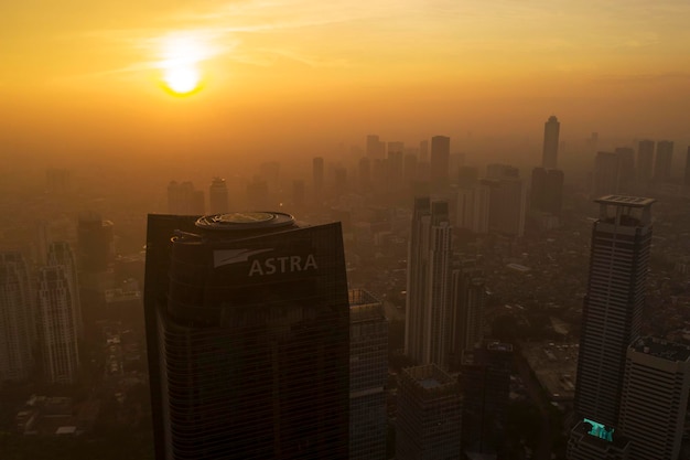 Astra toren met wolkenkrabbers bedekt met mist