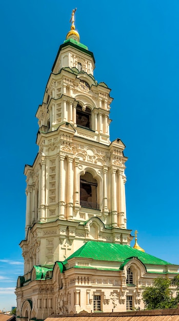 Nel cremlino di astrakhan una vista dal cortile al campanile