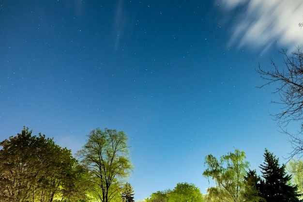 Astrofotografie nachtelijke hemel diepe hemel met wolken