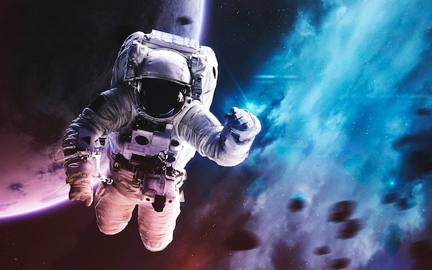 Астронавт. Изображение глубокого космоса, фантастическая фантастика в высоком разрешении идеально подходит для обоев и печати. Элементы этого изображения, предоставленные НАСА