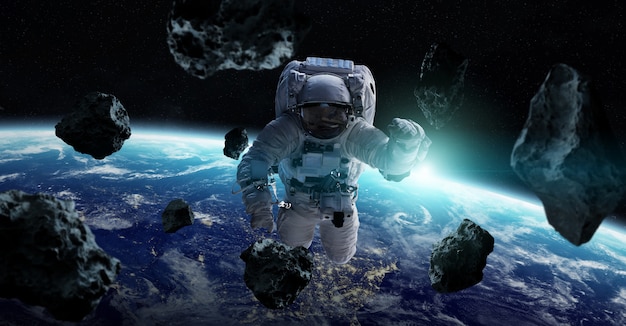 Astronaut die in ruimte 3D teruggevende elementen drijft