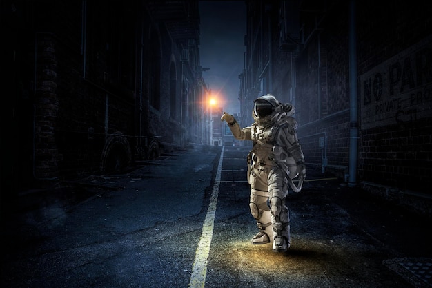 Astronaut die op een onontgonnen planeet loopt. Gemengde media