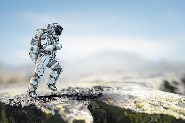 Astronaut die op een onontgonnen planeet loopt. Gemengde media
