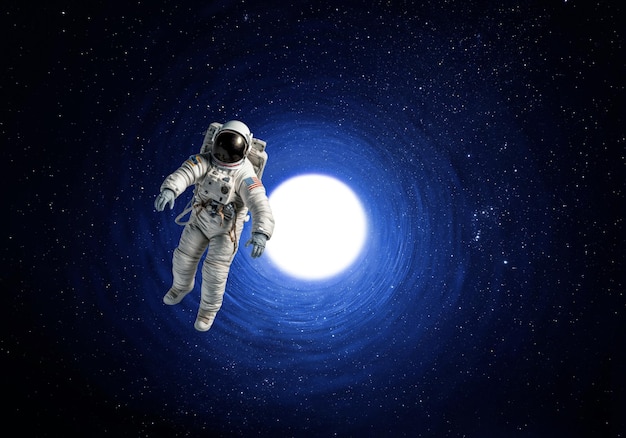 Astronaut drijft door een kosmisch portaal.