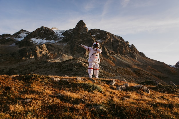 写真 新しい惑星を探索する宇宙飛行士。人類のための新しい家を探しています。科学と自然についての概念