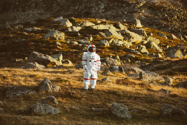 Astronauta che esplora un nuovo pianeta. alla ricerca di una nuova casa per l'umanità. concetto di scienza e natura