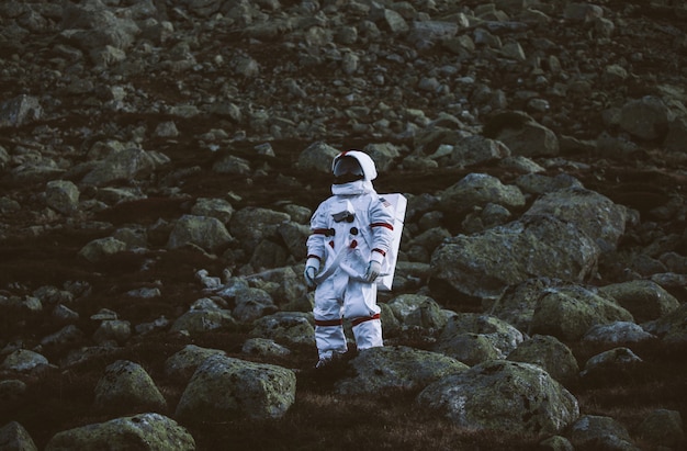 Foto astronauta che esplora un nuovo pianeta. alla ricerca di una nuova casa per l'umanità. concetto di scienza e natura