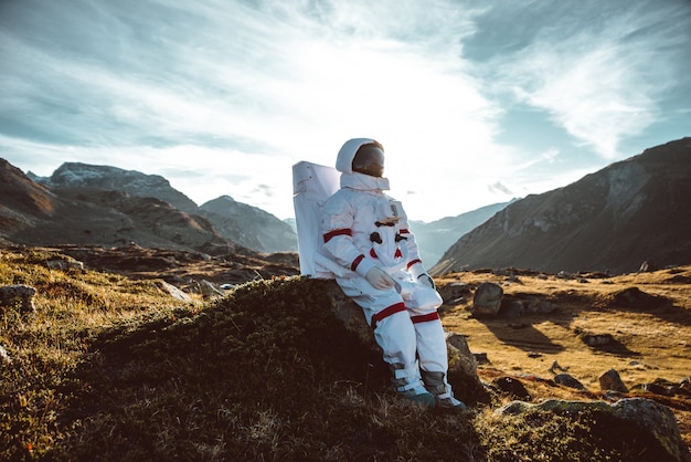 Astronauta che esplora un nuovo pianeta. alla ricerca di una nuova casa per l'umanità. concetto di scienza e natura