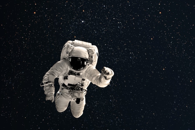 Астронавт летит над землей в космосе