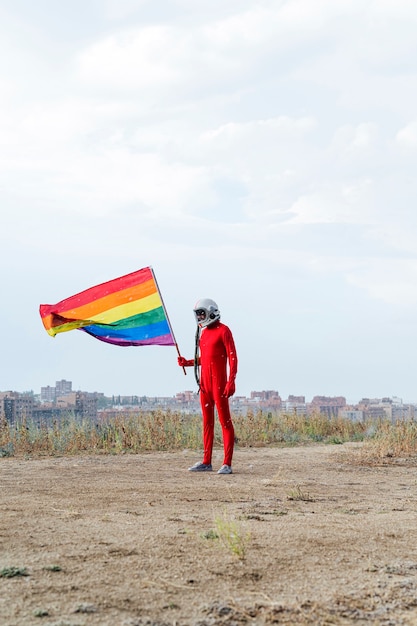 LGBTの旗を掲げる宇宙飛行士-LGBTゲイプライド。