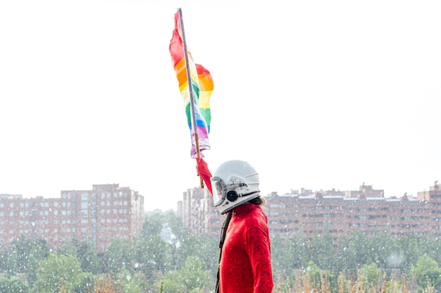 LGBT 깃발을 들고 우주 비행사