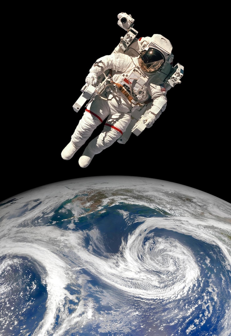 Foto astronaut in de ruimte tegen de achtergrond van de planeet aarde. elementen van deze afbeelding geleverd door nasa.