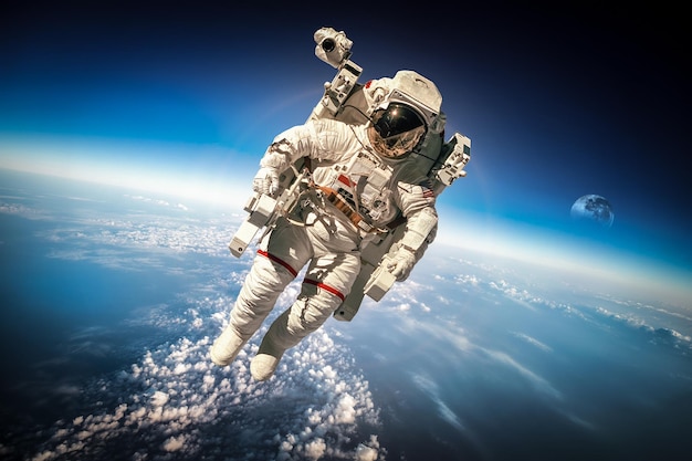 Astronaut in de ruimte tegen de achtergrond van de planeet aarde. Elementen van deze afbeelding geleverd door NASA.