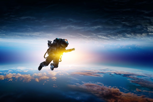 Astronaut in een ruimtepak in de ruimte naast een planeet