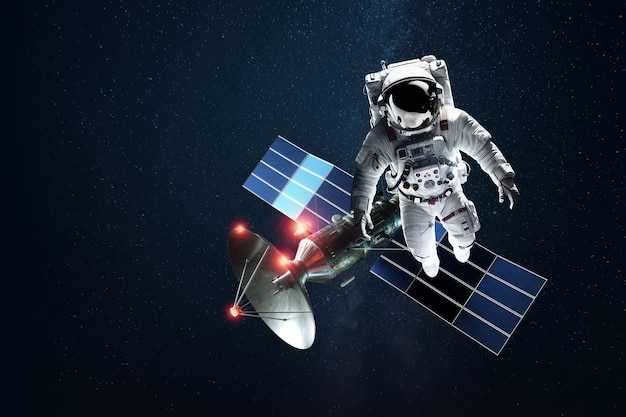 Astronaut in een wit ruimtepak in de ruimte op de achtergrond van een satelliet Verkenning van de ruimte en andere planeten Kolonisatie van het zonnestelsel Ruimte kopiëren 3D illustratie 3D renderer