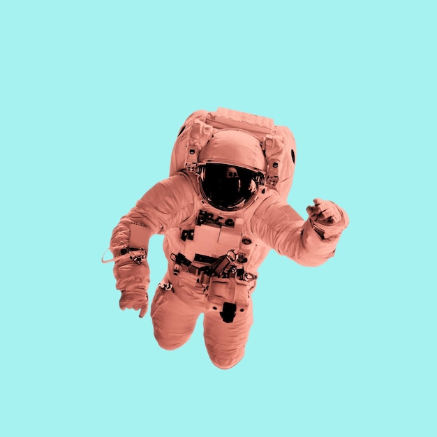 Astronaut in pastelkoraalkleur op een blauwe achtergrond