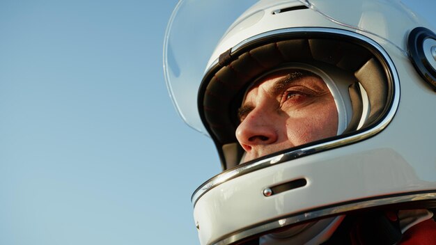 Astronaut laat zijn helmvisor zakken en bereidt zich voor om het woestenij in te lopen