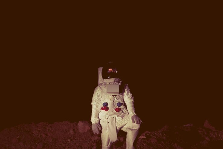 Photo astronaut on land at night