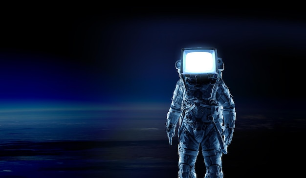 Astronaut met vintage Tv-hoofd op ruimtewandeling in de baan van de planeet. Gemengde media.