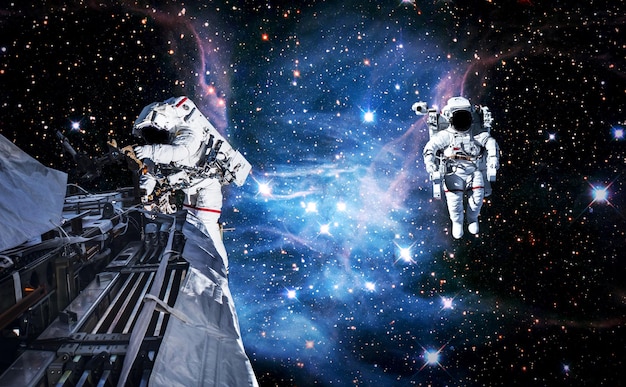 Astronaut-ruimtevaarder doet ruimtewandeling terwijl hij voor het ruimtestation werkt