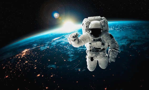 Astronaut-ruimtevaarder doet ruimtewandeling terwijl hij voor ruimtestation werkt