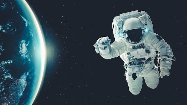 Astronaut ruimtevaarder doet ruimtewandeling terwijl hij werkt voor ruimtevluchtmissie
