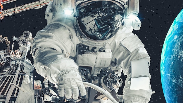 Foto astronaut ruimtevaarder doet ruimtewandeling terwijl hij werkt voor ruimtevluchtmissie