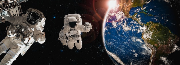 Astronaut-ruimtevaarder maakt ruimtewandeling terwijl hij voor het ruimtestation werkt