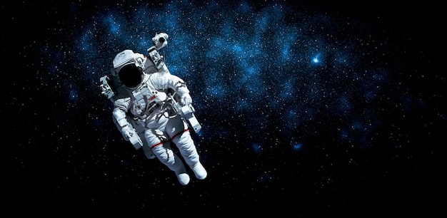 L'astronauta astronauta fa la passeggiata nello spazio mentre lavora per la stazione spaziale