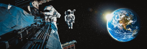 宇宙飛行士宇宙飛行士は宇宙ステーションで働いている間船外活動をします