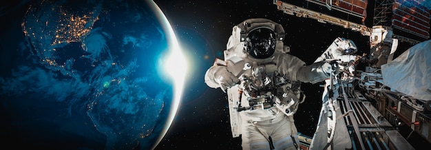 Космонавт-космонавт выходить в открытый космос во время работы на космической станции