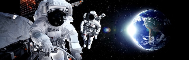 宇宙飛行士宇宙飛行士は宇宙ステーションで働いている間船外活動をします