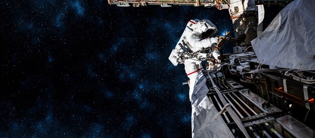 Foto l'astronauta astronauta fa la passeggiata nello spazio mentre lavora per la stazione spaziale