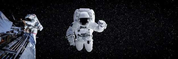 Photo astronaut spaceman do spacewalk while working for space station