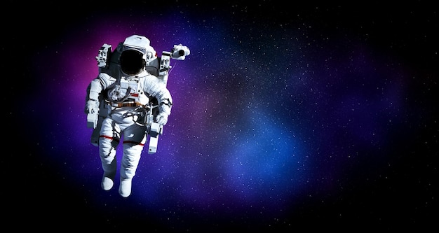 Астронавт-космонавт выходит в открытый космос во время работы на космической станции