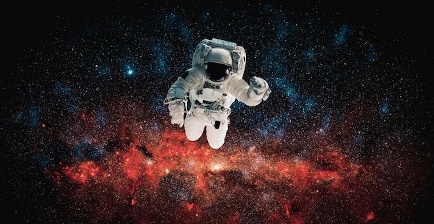Космонавт выходит в открытый космос во время работы на космической станции